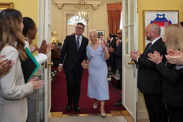 Britain Politics Staff clap as new Prime Minister Andy Burnham and wife Marie-France van Heel walk into 10 Downing Street in London, Monday, July 20, 2026. (AP Photo Kin Cheung, Pool), Credit:Kin Cheung PA ROTA - B68 Avalon GBR, London  Copyright: xKinxCheungx xPAxROTAx-xB68x xAvalonx 1117561548