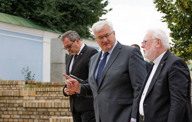 Acting Minister of Foreign Affairs of Ukraine Andrii Sybiha (C) and Archbishop Sir Paul Richard Gallagher (R), Secretary of the Holy See for Relations with States and International Organisations, cross Mykhailivska Square after laying flowers at the Wall of Remembrance of those fallen for Ukraine, Kyiv, Ukraine, July 20, 2026. (Photo by Marianna Kotyk Ukrinform) Acting Ukrainian FM meets Vatican’s Secretary for Relations with States in Kyiv  Copyright: xMariannaxKotykx