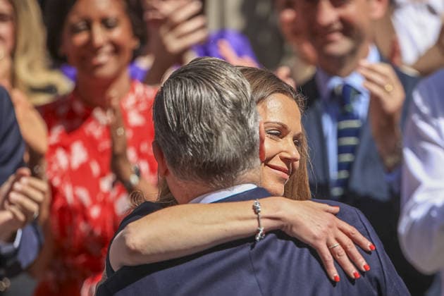 Keir Starmer formally resigns as UK prime minister LONDON, UK - JULY 20: British Prime Minister Keir Starmer hugs his wife Victoria after delivering his final speech before formally informing King Charles III of his resignation as prime minister, a position he announced he would continue to hold until a new leader of the Labour Party is elected following his resignation as party leader, in London, United Kingdom, on July 20, 2026. Marcin Nowak Anadolu London United Kingdom. Editorial use only. Please get in touch for any other usage.  Copyright: x2026xAnadoluxMarcinxNowakx