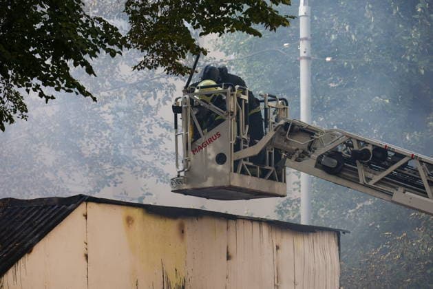 RUSSIA, MOSCOW - JULY 20, 2026: Emergency workers climb an aerial ladder to battle a fire of 250sqm in area at the out-of-operation Naryshkin Country Estate in Kuntsevo, western Moscow Moscow Russia  - ZUMAt113 20260720_zaa_t113_120 Copyright: xArtyomxGeodakyanx