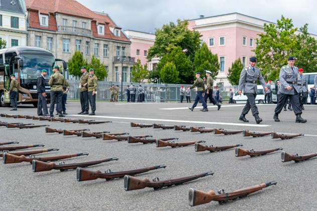 Feierliches Gelöbnis im Bendlerblock EUR, Deutschland, Berlin, 20.07.2026: Gewehre - 240 Rekrutinnen und Rekruten der Bundeswehr legen im Bendlerblock anlässlich des 82. Jahrestages des 20. Juli 1944 ihr Gelöbnis ab. Sie bekennen sich zur freiheitlichen-demokratischen Grundordnung und geloben der Bundesrepublik Deutschland treu zu dienen. In Anwesenheit des Verteidigungsminister Boris Pistorius (SPD) und als Ehrengast wird der Schriftsteller Navid Kermani eine Rede halten. *** Ceremonial Oath-Taking at the Bendlerblock, Berlin, Germany, July 20, 2026 Rifles 240 female and male recruits of the Bundeswehr take their oath at the Bendlerblock on the occasion of the 82nd anniversary of July 20, 1944. They pledge their commitment to the free