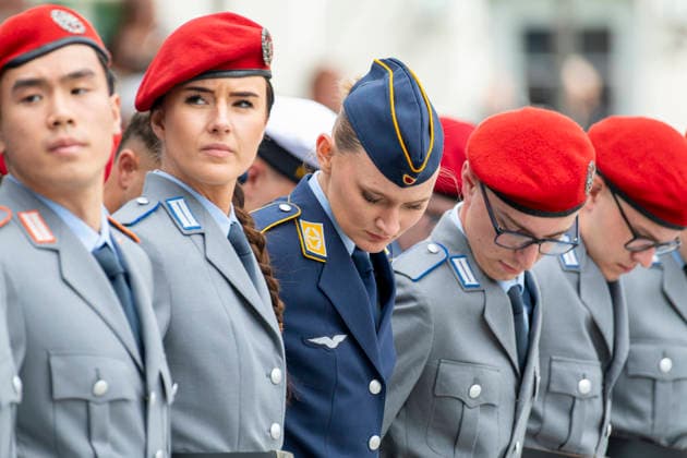 Feierliches Gelöbnis im Bendlerblock EUR, Deutschland, Berlin, 20.07.2026: 240 Rekrutinnen und Rekruten der Bundeswehr legen im Bendlerblock anlässlich des 82. Jahrestages des 20. Juli 1944 ihr Gelöbnis ab. Sie bekennen sich zur freiheitlichen-demokratischen Grundordnung und geloben der Bundesrepublik Deutschland treu zu dienen. In Anwesenheit des Verteidigungsminister Boris Pistorius (SPD) und als Ehrengast wird der Schriftsteller Navid Kermani eine Rede halten. *** Ceremonial Oath-Taking at the Bendlerblock, Berlin, Germany, July 20, 2026: 240 Bundeswehr recruits take their oath at the Bendlerblock on the occasion of the 82nd anniversary of July 20, 1944. They pledge their commitment to the free democratic basic order and vow to serv