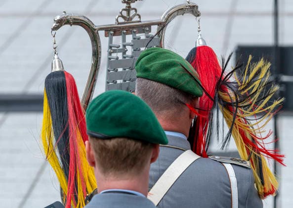 Feierliches Gelöbnis im Bendlerblock EUR, Deutschland, Berlin, 20.07.2026: Wind um den Ohren eines Musokers - Stürmiosche Zeoten - 240 Rekrutinnen und Rekruten der Bundeswehr legen im Bendlerblock anlässlich des 82. Jahrestages des 20. Juli 1944 ihr Gelöbnis ab. Sie bekennen sich zur freiheitlichen-demokratischen Grundordnung und geloben der Bundesrepublik Deutschland treu zu dienen. In Anwesenheit des Verteidigungsminister Boris Pistorius (SPD) und als Ehrengast wird der Schriftsteller Navid Kermani eine Rede halten. *** Ceremonial Oath-Taking at the Bendlerblock, Berlin, Germany, July 20, 2026 The wind whistles past a musician’s ears—stormy times. 240 female and male recruits of the Bundeswehr take their oath at the Bendlerblock on
