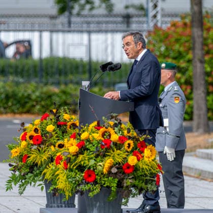 Navid Kermani - Feierliches Gelöbnis im Bendlerblock EUR, Deutschland, Berlin, 20.07.2026: 240 Rekrutinnen und Rekruten der Bundeswehr legen im Bendlerblock anlässlich des 82. Jahrestages des 20. Juli 1944 ihr Gelöbnis ab. Sie bekennen sich zur freiheitlichen-demokratischen Grundordnung und geloben der Bundesrepublik Deutschland treu zu dienen. In Anwesenheit des Verteidigungsminister Boris Pistorius (SPD) und als Ehrengast wird der Schriftsteller Navid Kermani eine Rede halten. *** Navid Kermani: Ceremonial Oath-Taking at the Bendlerblock, Berlin, Germany, July 20, 2026: 240 Bundeswehr recruits take their oath at the Bendlerblock on the occasion of the 82nd anniversary of July 20, 1944. They pledge their commitment to the free democr