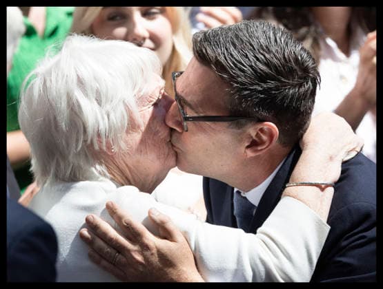 . 20 07 2026. London, United Kingdom. The new UK Prime Minister Andy Burnham kisses his mother Eileen after arriving in Downing Street in London .  xStephenxLockx xi-Imagesx IIM-26910-0082