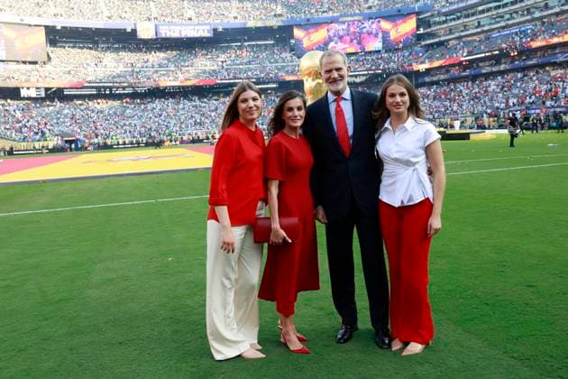 19 July 2026, United States, East Rutherford: Soccer, Men, 2026 World Cup, Final, Spain vs. Argentina, New York-New Jersey Stadium in East Rutherford; King Felipe VI and Queen Letizia of Spain and Princess Leonor and Princess Sofia wave to the crowd from the stands. Cordon Press 