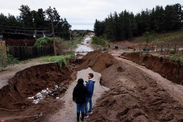 Renaca, July 20, 2026: A sinkhole affects residents of the Los Pinos residential area in Renaca as the Sebastian frontal system passes through. Cisternas Aton Chile, Renaca, Chile. Aton 1174122  Copyright: SEBASTIANxCISTERNAS xATONxCHILE