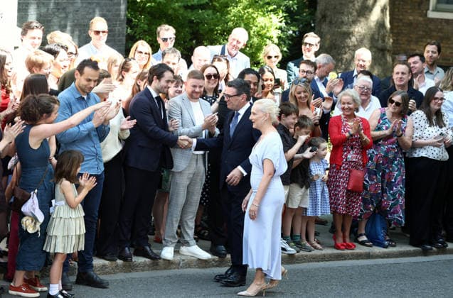 New Prime Minister and leader of Labour Party Andy Burnham in London, UK - 20 Jul 2026 New Prime Minister and Leader of the Labour Party Andy Burnham and wife Marie France van Heel greet supporters as they arrive at Downing Street. London United Kingdom Copyright: xFredxDuvalx xSOPAxImagesx FD_Andy_Burnham_27
