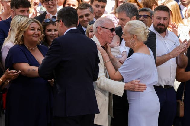 July 20, 2026, London, London, UK: London, UK. Incoming British Prime Minister Andy Burnham s wife, Marie-France van Heel greets Peter Reid (2nd from right), Former Everton footballer outside 10 Downing Street, London after being elected Leader of the Labour Party on 17 July 2026, following Sir Keir Starmers resignation as Labour leader on 22 June 2026. London UK  - ZUMAl94_ 20260720_zaf_l94_116 Copyright: xDinendraxHariax