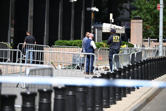 FBI responds to device detonation outside 26 Federal Plaza in New York NEW YORK, USA - JULY 20: Members of the FBI Evidence Response Team and other federal agents investigate the scene where an incendiary device was detonated outside of 26 Federal Plaza in Manhattan, New York, United States on July 20, 2026. Monday morning the incident occurred and federal authorities are investigating the crime scene. The suspect was taken into custody and the FBI Joint Terrorism Task Force is investigating. Kyle Mazza Anadolu New York United States. Editorial use only. Please get in touch for any other usage.  Copyright: x2026xAnadoluxKylexMazzax