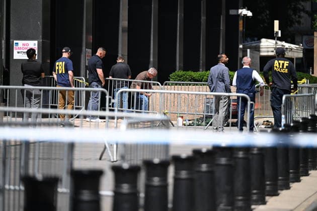 FBI responds to device detonation outside 26 Federal Plaza in New York NEW YORK, USA - JULY 20: Members of the FBI Evidence Response Team and other federal agents investigate the scene where an incendiary device was detonated outside of 26 Federal Plaza in Manhattan, New York, United States on July 20, 2026. Monday morning the incident occurred and federal authorities are investigating the crime scene. The suspect was taken into custody and the FBI Joint Terrorism Task Force is investigating. Kyle Mazza Anadolu New York United States. Editorial use only. Please get in touch for any other usage.  Copyright: x2026xAnadoluxKylexMazzax