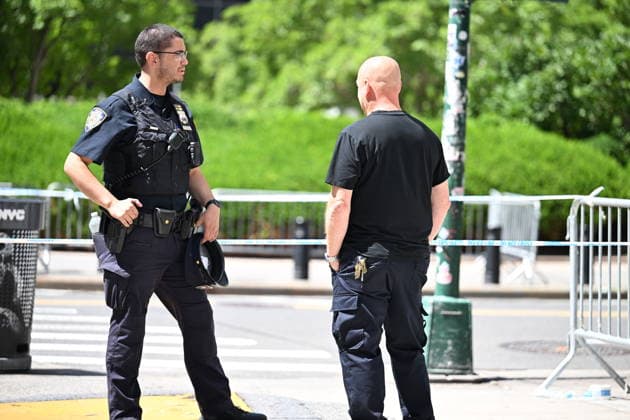 FBI responds to device detonation outside 26 Federal Plaza in New York NEW YORK, USA - JULY 20: Members of the FBI Evidence Response Team and other federal agents investigate the scene where an incendiary device was detonated outside of 26 Federal Plaza in Manhattan, New York, United States on July 20, 2026. Monday morning the incident occurred and federal authorities are investigating the crime scene. The suspect was taken into custody and the FBI Joint Terrorism Task Force is investigating. Kyle Mazza Anadolu New York United States. Editorial use only. Please get in touch for any other usage.  Copyright: x2026xAnadoluxKylexMazzax