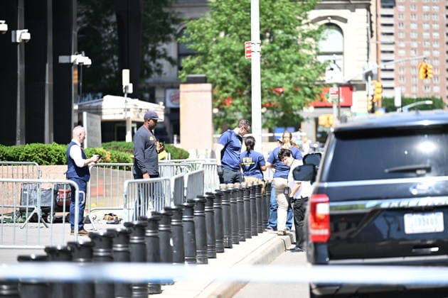 FBI responds to device detonation outside 26 Federal Plaza in New York NEW YORK, USA - JULY 20: Members of the FBI Evidence Response Team and other federal agents investigate the scene where an incendiary device was detonated outside of 26 Federal Plaza in Manhattan, New York, United States on July 20, 2026. Monday morning the incident occurred and federal authorities are investigating the crime scene. The suspect was taken into custody and the FBI Joint Terrorism Task Force is investigating. Kyle Mazza Anadolu New York United States. Editorial use only. Please get in touch for any other usage.  Copyright: x2026xAnadoluxKylexMazzax