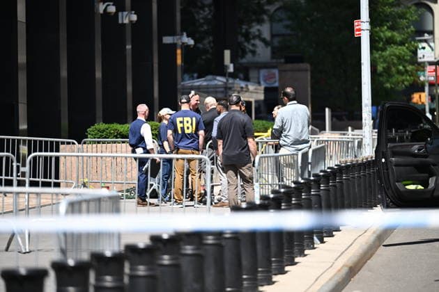 FBI responds to device detonation outside 26 Federal Plaza in New York NEW YORK, USA - JULY 20: Members of the FBI Evidence Response Team and other federal agents investigate the scene where an incendiary device was detonated outside of 26 Federal Plaza in Manhattan, New York, United States on July 20, 2026. Monday morning the incident occurred and federal authorities are investigating the crime scene. The suspect was taken into custody and the FBI Joint Terrorism Task Force is investigating. Kyle Mazza Anadolu New York United States. Editorial use only. Please get in touch for any other usage.  Copyright: x2026xAnadoluxKylexMazzax