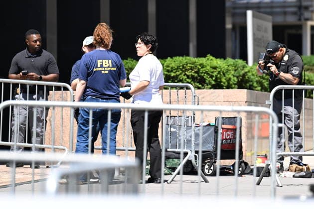 FBI responds to device detonation outside 26 Federal Plaza in New York NEW YORK, USA - JULY 20: Members of the FBI Evidence Response Team and other federal agents investigate the scene where an incendiary device was detonated outside of 26 Federal Plaza in Manhattan, New York, United States on July 20, 2026. Monday morning the incident occurred and federal authorities are investigating the crime scene. The suspect was taken into custody and the FBI Joint Terrorism Task Force is investigating. Kyle Mazza Anadolu New York United States. Editorial use only. Please get in touch for any other usage.  Copyright: x2026xAnadoluxKylexMazzax