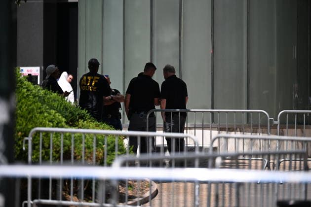 FBI responds to device detonation outside 26 Federal Plaza in New York NEW YORK, USA - JULY 20: Members of the FBI Evidence Response Team and other federal agents collect evidence in bags from the scene where an incendiary device was detonated outside of 26 Federal Plaza in Manhattan, New York, United States on July 20, 2026. Monday morning the incident occurred and federal authorities are investigating the crime scene. The suspect was taken into custody and the FBI Joint Terrorism Task Force is investigating. Kyle Mazza Anadolu New York United States. Editorial use only. Please get in touch for any other usage.  Copyright: x2026xAnadoluxKylexMazzax
