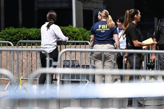 FBI responds to device detonation outside 26 Federal Plaza in New York NEW YORK, USA - JULY 20: Members of the FBI Evidence Response Team and other federal agents collect evidence in bags from the scene where an incendiary device was detonated outside of 26 Federal Plaza in Manhattan, New York, United States on July 20, 2026. Monday morning the incident occurred and federal authorities are investigating the crime scene. The suspect was taken into custody and the FBI Joint Terrorism Task Force is investigating. Kyle Mazza Anadolu New York United States. Editorial use only. Please get in touch for any other usage.  Copyright: x2026xAnadoluxKylexMazzax