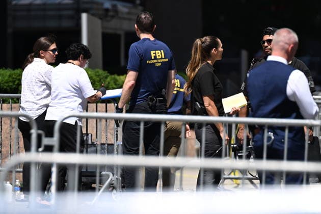 FBI responds to device detonation outside 26 Federal Plaza in New York NEW YORK, USA - JULY 20: Members of the FBI Evidence Response Team and other federal agents collect evidence in bags from the scene where an incendiary device was detonated outside of 26 Federal Plaza in Manhattan, New York, United States on July 20, 2026. Monday morning the incident occurred and federal authorities are investigating the crime scene. The suspect was taken into custody and the FBI Joint Terrorism Task Force is investigating. Kyle Mazza Anadolu New York United States. Editorial use only. Please get in touch for any other usage.  Copyright: x2026xAnadoluxKylexMazzax