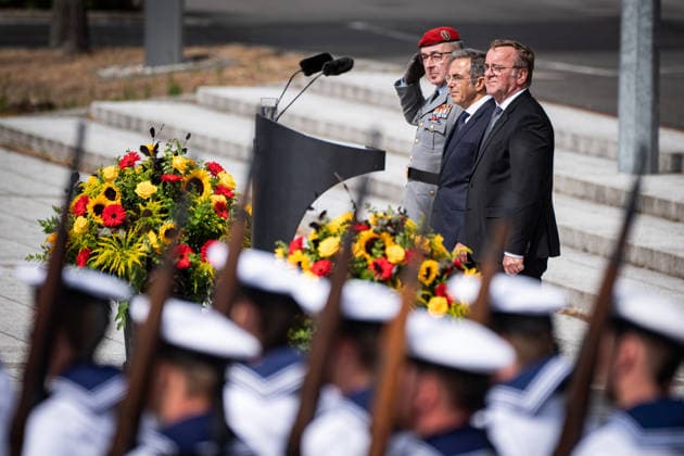 Berlin, Feierliches Gelöbnis im BMVg Feierliches Gelöbnis im Bundesministerium der Verteidigung am 20.07.2026 anlässlich des 82. Jahrestages des 20. Juli 1944. Im Bild: Carsten Breuer, Navid Kermani und Boris Pistorius Berlin Bundesministerium der Verteidigung Berlin Deutschland *** Berlin, Ceremonial Oath-Taking at the Federal Ministry of Defense Ceremonial oath-taking at the Federal Ministry of Defense on July 20, 2026, on the occasion of the 82nd anniversary of July 20, 1944. Pictured: Carsten Breuer, Navid Kermani, and Boris Pistorius. Berlin, Federal Ministry of Defense, Berlin, Germany