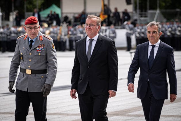 Berlin, Feierliches Gelöbnis im BMVg Feierliches Gelöbnis im Bundesministerium der Verteidigung am 20.07.2026 anlässlich des 82. Jahrestages des 20. Juli 1944. Im Bild: Carsten Breuer, Navid Kermani und Boris Pistorius Berlin Bundesministerium der Verteidigung Berlin Deutschland *** Berlin, Ceremonial Oath-Taking at the Federal Ministry of Defense Ceremonial oath-taking at the Federal Ministry of Defense on July 20, 2026, marking the 82nd anniversary of July 20, 1944. Pictured: Carsten Breuer, Navid Kermani, and Boris Pistorius. Berlin, Federal Ministry of Defense, Berlin, Germany