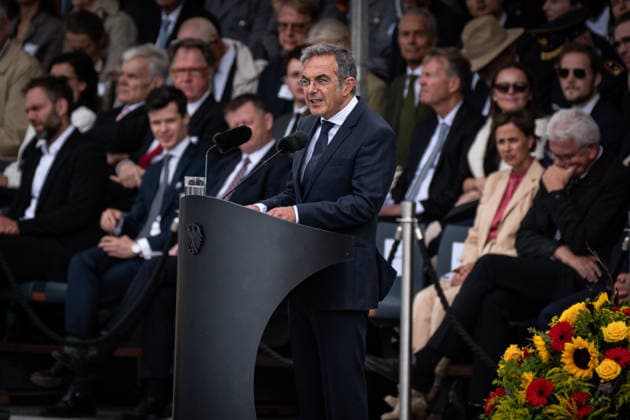 Berlin, Feierliches Gelöbnis im BMVg Feierliches Gelöbnis im Bundesministerium der Verteidigung am 20.07.2026 anlässlich des 82. Jahrestages des 20. Juli 1944. Im Bild: Ehrengast wird Herr Dr. Navid Kermani bei seiner Rede. Berlin Bundesministerium der Verteidigung Berlin Deutschland *** Berlin, Ceremonial Oath-Taking at the Federal Ministry of Defense Ceremonial oath-taking at the Federal Ministry of Defense on July 20, 2026, marking the 82nd anniversary of July 20, 1944. Pictured: Guest of honor Dr. Navid Kermani delivering his speech in Berlin at the Federal Ministry of DefenseBerlin, Germany