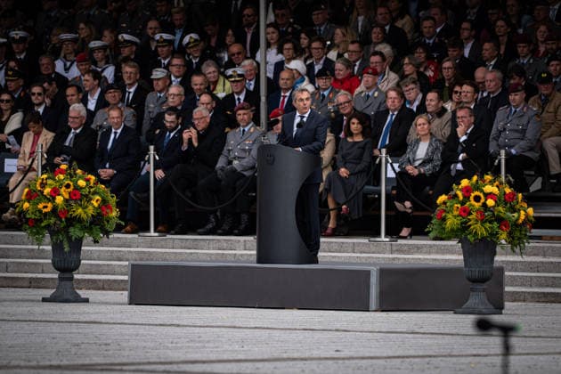 Berlin, Feierliches Gelöbnis im BMVg Feierliches Gelöbnis im Bundesministerium der Verteidigung am 20.07.2026 anlässlich des 82. Jahrestages des 20. Juli 1944. Im Bild: Ehrengast wird Herr Dr. Navid Kermani bei seiner Rede. Berlin Bundesministerium der Verteidigung Berlin Deutschland *** Berlin, Ceremonial Oath-Taking at the Federal Ministry of Defense Ceremonial oath-taking at the Federal Ministry of Defense on July 20, 2026, marking the 82nd anniversary of July 20, 1944. Pictured: Guest of honor Dr. Navid Kermani delivering his speech in Berlin at the Federal Ministry of DefenseBerlin, Germany