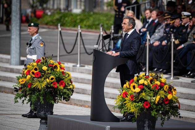 Berlin, Feierliches Gelöbnis im BMVg Feierliches Gelöbnis im Bundesministerium der Verteidigung am 20.07.2026 anlässlich des 82. Jahrestages des 20. Juli 1944. Im Bild: Ehrengast wird Herr Dr. Navid Kermani bei seiner Rede. Berlin Bundesministerium der Verteidigung Berlin Deutschland *** Berlin, Ceremonial Oath-Taking at the Federal Ministry of Defense Ceremonial oath-taking at the Federal Ministry of Defense on July 20, 2026, marking the 82nd anniversary of July 20, 1944. Pictured: Guest of honor Dr. Navid Kermani delivering his speech in Berlin at the Federal Ministry of DefenseBerlin, Germany