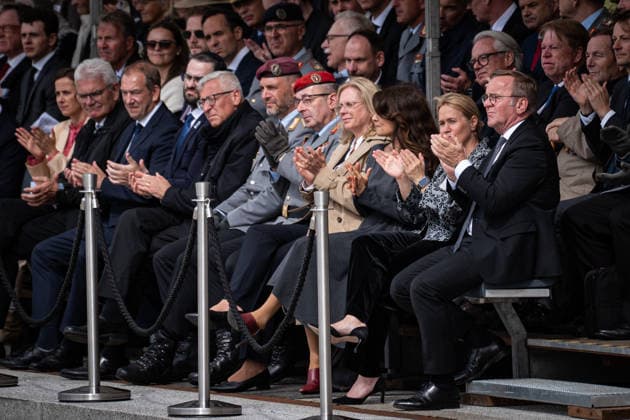 Berlin, Feierliches Gelöbnis im BMVg Feierliches Gelöbnis im Bundesministerium der Verteidigung am 20.07.2026 anlässlich des 82. Jahrestages des 20. Juli 1944. Im Bild: Carsten Breuer, Navid Kermani und Boris Pistorius Berlin Bundesministerium der Verteidigung Berlin Deutschland *** Berlin, Ceremonial Oath-Taking at the Federal Ministry of Defense Ceremonial oath-taking at the Federal Ministry of Defense on July 20, 2026, marking the 82nd anniversary of July 20, 1944. Pictured: Carsten Breuer, Navid Kermani, and Boris Pistorius. Berlin, Federal Ministry of Defense, Berlin, Germany