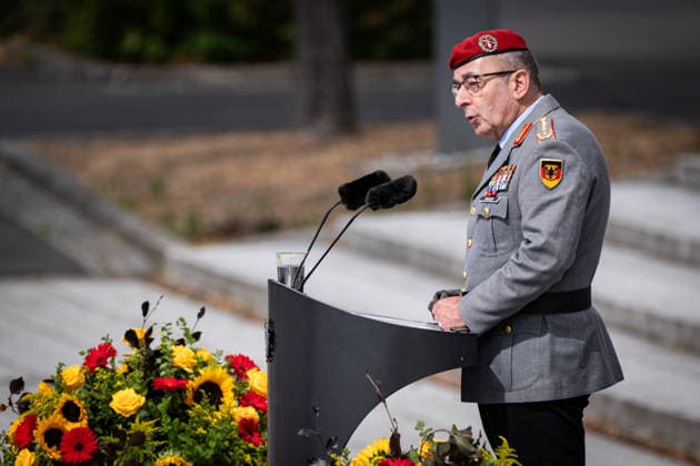 Berlin, Feierliches Gelöbnis im BMVg Feierliches Gelöbnis im Bundesministerium der Verteidigung am 20.07.2026 anlässlich des 82. Jahrestages des 20. Juli 1944. Im Bild: Generalinspekteur der Bundeswehr Carsten Breuer. Berlin Bundesministerium der Verteidigung Berlin Deutschland *** Berlin, Ceremonial Oath-Taking at the Federal Ministry of Defense Ceremonial oath-taking at the Federal Ministry of Defense on July 20, 2026, marking the 82nd anniversary of July 20, 1944. Pictured: Inspector General of the Bundeswehr Carsten Breuer, Berlin, Federal Ministry of Defense, Berlin Germany