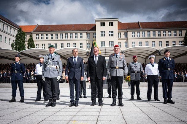 Berlin, Feierliches Gelöbnis im BMVg Feierliches Gelöbnis im Bundesministerium der Verteidigung am 20.07.2026 anlässlich des 82. Jahrestages des 20. Juli 1944. Im Bild: Carsten Breuer, Navid Kermani und Boris Pistorius Berlin Bundesministerium der Verteidigung Berlin Deutschland *** Berlin, Ceremonial Oath-Taking at the Federal Ministry of Defense Ceremonial oath-taking at the Federal Ministry of Defense on July 20, 2026, marking the 82nd anniversary of July 20, 1944. Pictured: Carsten Breuer, Navid Kermani, and Boris Pistorius. Berlin, Federal Ministry of Defense, Berlin, Germany
