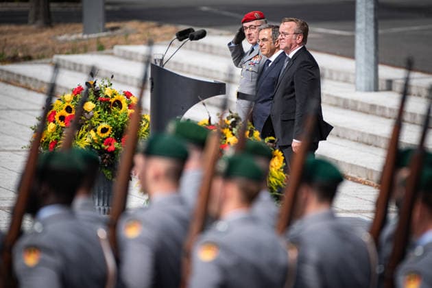Berlin, Feierliches Gelöbnis im BMVg Feierliches Gelöbnis im Bundesministerium der Verteidigung am 20.07.2026 anlässlich des 82. Jahrestages des 20. Juli 1944. Im Bild: Carsten Breuer, Navid Kermani und Boris Pistorius Berlin Bundesministerium der Verteidigung Berlin Deutschland *** Berlin, Ceremonial Oath-Taking at the Federal Ministry of Defense Ceremonial oath-taking at the Federal Ministry of Defense on July 20, 2026, marking the 82nd anniversary of July 20, 1944. Pictured: Carsten Breuer, Navid Kermani, and Boris Pistorius. Berlin, Federal Ministry of Defense, Berlin, Germany