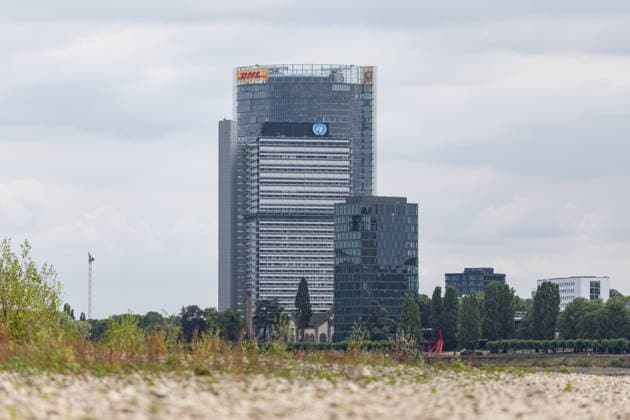 Niedrigwasser am Rhein vor dem UN Campus in Bonn Niedrigwasser am Rhein: Bei einem Pegelstand von 125 cm am Pegel Bonn liegt das Flussbett bis auf die tiefer liegende Fahrrinne trocken. Im Hintergrund das Hochhaus-Ensemble aus Post Tower, Langer Eugen und Climate Tower auf dem UN Campus, wo das Sekretariat der UN-Klimarahmenkonvention UNFCCC über den globalen Klimaschutz verhandelt. Bonn Beuel Nordrhein-Westfalen Deutschland *** Low Water Levels on the Rhine in Front of the UN Campus in Bonn Low Water Levels on the Rhine With the water level at 125 cm at the Bonn gauge, the riverbed is dry except for the lower-lying navigation channel. In the background is the high-rise complex consisting of the Post Tower, Langer Eugen, and Climate Tower Copyright: xMarcxJohnx