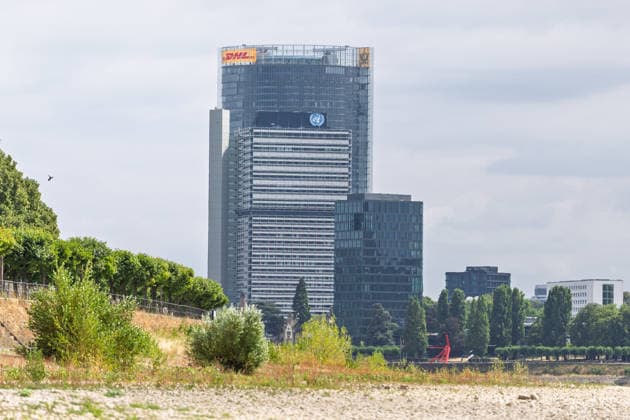 Niedrigwasser am Rhein vor dem UN Campus in Bonn Niedrigwasser am Rhein: Bei einem Pegelstand von 125 cm am Pegel Bonn liegt das Flussbett bis auf die tiefer liegende Fahrrinne trocken. Im Hintergrund das Hochhaus-Ensemble aus Post Tower, Langer Eugen und Climate Tower auf dem UN Campus, wo das Sekretariat der UN-Klimarahmenkonvention UNFCCC über den globalen Klimaschutz verhandelt. Bonn Beuel Nordrhein-Westfalen Deutschland *** Low Water Levels on the Rhine in Front of the UN Campus in Bonn Low Water Levels on the Rhine With the water level at 125 cm at the Bonn gauge, the riverbed is dry except for the lower-lying navigation channel. In the background is the high-rise complex consisting of the Post Tower, Langer Eugen, and Climate Tower Copyright: xMarcxJohnx