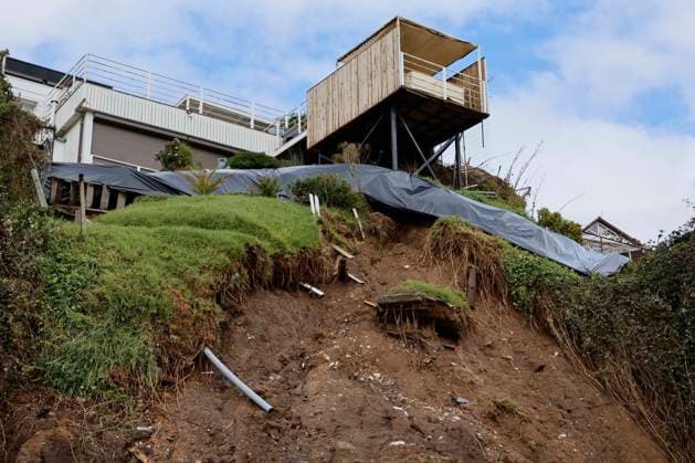 Concon, July 20, 2026: A landslide on a hillside during a weather front threatens a house that is in danger of collapsing. Sebastian Cisternas, Aton, Chile; Renaca, Chile. Aton 1174162  Copyright: SEBASTIANxCISTERNAS xATONxCHILE