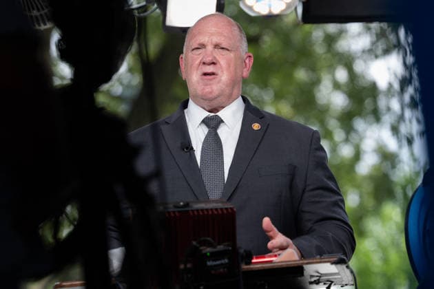 Tom Homan Speaks To Press - Washington Tom Homan, White House border czar, during a media hit outside the White House in Washington, DC, US, on Monday, July 20, 2026. The Department of Homeland Security last week ordered immigration agents to temporarily halt most vehicle stops during deportation operations, according to a department official, after a fatal shooting of a man in Maine reignited concerns about the agency s tactics. Photo by Aaron Schwartz Pool ABACAPRESS.COM Washington District of Columbia  Copyright: xPool ABACAx