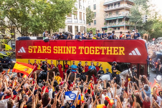 Fans wave to the national team s bus during the Spanish national team s victory parade celebrating their win at the 2026 World Cup, on July 20, 2026, in Madrid, Spain. The Spanish national team became the 2026 World Cup champion yesterday. Fans wave to the national team’s bus during the Spanish national team’s victory parade for winning the 2026 World Cup, on July 20, 2026, in Madrid, Spain. The Spanish national team became the 2026 World Cup champion yesterday after defeating Argentina 1–0 with a goal by Ferrán Torres. César Vallejo, Rodríguez, Spain  Copyright: xCÃ sarxVallejoxRodriguezx 7678034