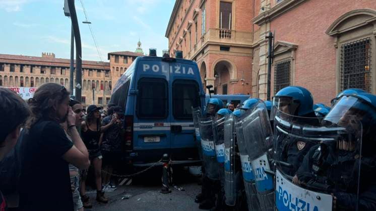 July 20, 2026, Bologna: Momenti di tensione tra manifestanti e polizia durante la manifestazione per chiedere giustizia per Abderrahim Fakir, il 42enne marocchino rimasto ucciso durante l arresto a Bologna. 20 luglio 2026. ANSA MAX CAVALLARI - - - - - - - - - - - - - - - - - - - - - - - - - - - - - - Tensions flared between protesters and the police during a demonstration calling for justice for Abderrahim Fakir, the 42-year-old Moroccan man who was killed whilst being arrested in Bologna. 20 July 2026. ANSA MAX CAVALLARI Bologna  - ZUMAa110 20260720_zaf_a110_001 Copyright: xMaxxCavallarix