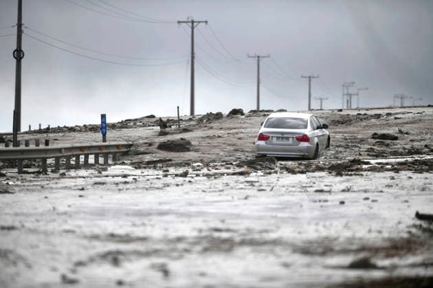 La Serena, July 21, 2026: A mudslide and rockfall cut Chile in two at km 499 of Route 5 North. The Algarrobo Highway concessionaire is using heavy machinery to reopen at least one lane. Alejandro Pizarro Aton, Chile, CHILE Aton 1174192  Copyright: AlejandroxPizarro AtonxChile