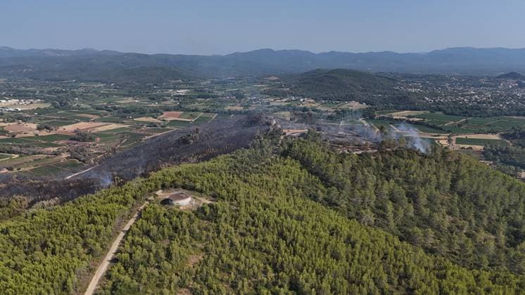 Drone footage captures wildfire in southern France TARADEAU, FRANCE - JULY 20: Drone footage shows smoke rising from a wildfire near Taradeau in the Var department of southern France on July 20, 2026. Two wildfires broke out in France s southern Var department on Sunday, burning around 90 hectares (222 acres) and forcing evacuations, local authorities said. A rapidly spreading blaze first burned around 30 hectares in Taradeau before spreading to the neighboring commune of Les Arcs, where another 60 hectares were scorched, the Var Prefecture said on the US social media company X. Around 220 firefighters and about 100 vehicles were deployed, supported by two Canadair firefighting aircraft, three water-bombing helicopters and a Dash firefighti  Copyright: x2026xAnadoluxMohamadxSalaheldinxAbdelghanixAlsayedx