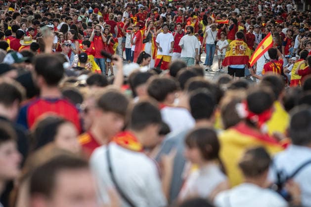 The Spanish National Team celebrates its World Cup victory with a parade in Madrid. Several people wait for the players to pass by during the Spanish National Team’s victory parade for winning the 2026 World Cup, on July 20, 2026, in Madrid, Spain. The Spanish team became the 2026 World Cup champion yesterday after defeating Argentina 1–0 with a goal by Ferrán Torres. JULY 20, 2026. Fernando Sá, Madrid, Madrid, Spain  Copyright: xFernandoxSanchezx 7678086