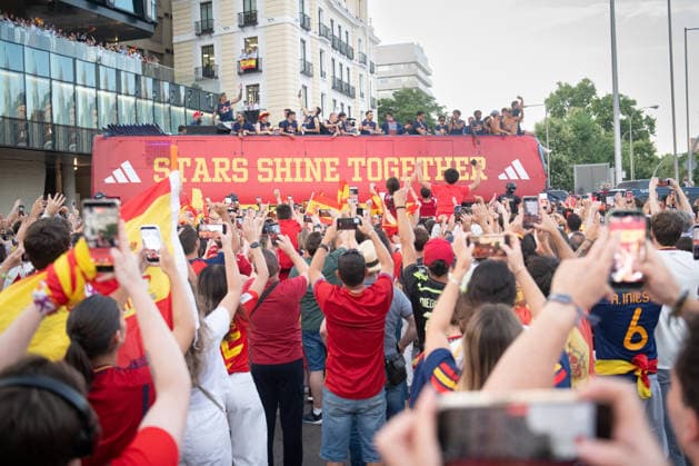 The Spanish National Team Celebrates Its World Cup Victory with a Parade in Madrid Hundreds of people line the streets to welcome the players during the Spanish National Team’s victory parade following its win at the 2026 World Cup, on July 20, 2026, in Madrid, Spain. The Spanish team became the 2026 World Cup champion yesterday after defeating Argentina 1–0 with a goal by Ferrán Torres. JULY 20, 2026. Fernando Sá, Madrid, Spain  Copyright: xFernandoxSanchezx 7678090