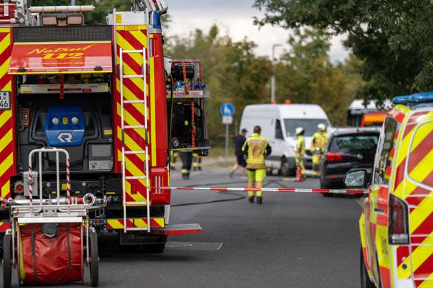 Motorradfahrer schwer verletzt nach Frontalcrash mit Sprinter Am 20.07.2026 kollidierte in Ginsheim-Gustavsburg gegen 16:30 Uhr ein Motorrad frontal mit einem Sprinter im Kreuzungsbereich Dresdner Straße Gustavsburger Straße. Der Fahrer des Sprinters wollte abbiegen und übersah dabei den entgegenkommenden Motorradfahrer. Der Motorradfahrer erlitt multiple Verletzungen und wurde mit einem Rettungswagen in ein Krankenhaus gebracht. Feuerwehr und Polizei sicherten die Unfallstelle ab, die Dresdner Straße war zwischenzeitlich vollgesperrt. Ginsheim-Gustavsburg Hessen Deutschland *** Motorcyclist Seriously Injured After Head-On Collision with a Sprinter On July 20, 2026, at around 4:30 p.m. in Ginsheim Gustavsburg, a motorcycle collided hea