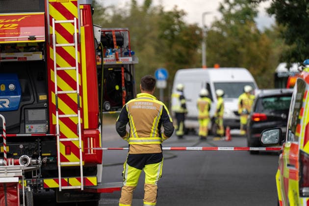 Motorradfahrer schwer verletzt nach Frontalcrash mit Sprinter Am 20.07.2026 kollidierte in Ginsheim-Gustavsburg gegen 16:30 Uhr ein Motorrad frontal mit einem Sprinter im Kreuzungsbereich Dresdner Straße Gustavsburger Straße. Der Fahrer des Sprinters wollte abbiegen und übersah dabei den entgegenkommenden Motorradfahrer. Der Motorradfahrer erlitt multiple Verletzungen und wurde mit einem Rettungswagen in ein Krankenhaus gebracht. Feuerwehr und Polizei sicherten die Unfallstelle ab, die Dresdner Straße war zwischenzeitlich vollgesperrt. Ginsheim-Gustavsburg Hessen Deutschland *** Motorcyclist Seriously Injured After Head-On Collision with a Sprinter On July 20, 2026, at around 4:30 p.m. in Ginsheim Gustavsburg, a motorcycle collided hea