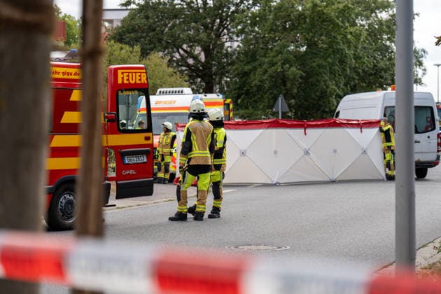 Motorradfahrer schwer verletzt nach Frontalcrash mit Sprinter Am 20.07.2026 kollidierte in Ginsheim-Gustavsburg gegen 16:30 Uhr ein Motorrad frontal mit einem Sprinter im Kreuzungsbereich Dresdner Straße Gustavsburger Straße. Der Fahrer des Sprinters wollte abbiegen und übersah dabei den entgegenkommenden Motorradfahrer. Der Motorradfahrer erlitt multiple Verletzungen und wurde mit einem Rettungswagen in ein Krankenhaus gebracht. Feuerwehr und Polizei sicherten die Unfallstelle ab, die Dresdner Straße war zwischenzeitlich vollgesperrt. Ginsheim-Gustavsburg Hessen Deutschland *** Motorcyclist Seriously Injured After Head-On Collision with a Sprinter On July 20, 2026, at around 4:30 p.m. in Ginsheim Gustavsburg, a motorcycle collided hea