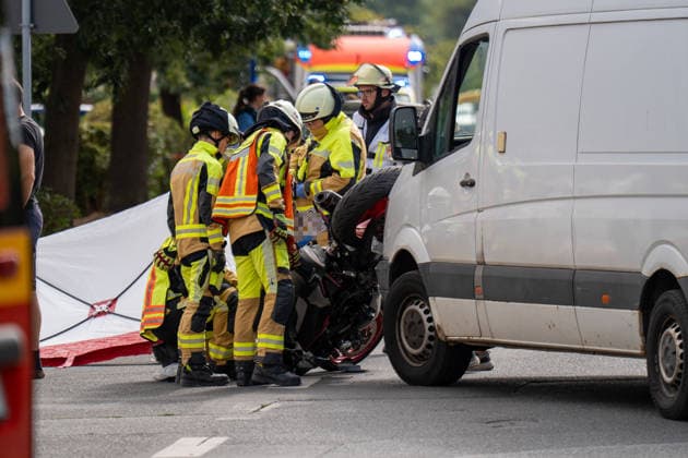 Motorradfahrer schwer verletzt nach Frontalcrash mit Sprinter Am 20.07.2026 kollidierte in Ginsheim-Gustavsburg gegen 16:30 Uhr ein Motorrad frontal mit einem Sprinter im Kreuzungsbereich Dresdner Straße Gustavsburger Straße. Der Fahrer des Sprinters wollte abbiegen und übersah dabei den entgegenkommenden Motorradfahrer. Der Motorradfahrer erlitt multiple Verletzungen und wurde mit einem Rettungswagen in ein Krankenhaus gebracht. Feuerwehr und Polizei sicherten die Unfallstelle ab, die Dresdner Straße war zwischenzeitlich vollgesperrt. Ginsheim-Gustavsburg Hessen Deutschland *** Motorcyclist Seriously Injured After Head-On Collision with a Sprinter On July 20, 2026, at around 4:30 p.m. in Ginsheim Gustavsburg, a motorcycle collided hea