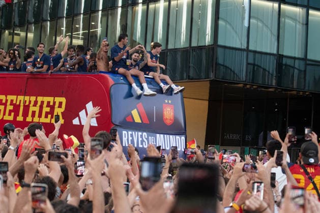 The Spanish National Team Celebrates Its World Cup Victory with a Parade in Madrid Hundreds of people line the streets to welcome the players during the Spanish National Team’s victory parade following its win at the 2026 World Cup, on July 20, 2026, in Madrid, Spain. The Spanish team became the 2026 World Cup champion yesterday after defeating Argentina 1–0 with a goal by Ferrán Torres. JULY 20, 2026. Fernando Sá, Madrid, Madrid, Spain  Copyright: xFernandoxSanchezx 7678104