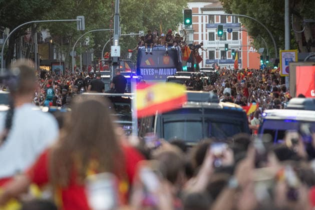 The Spanish National Team Celebrates Its World Cup Victory with a Parade in Madrid Hundreds of people line the streets to welcome the players during the Spanish National Team’s victory parade following its win at the 2026 World Cup, on July 20, 2026, in Madrid, Spain. The Spanish team became the 2026 World Cup champion yesterday after defeating Argentina 1–0 with a goal by Ferrán Torres. JULY 20, 2026. Fernando Sá, Madrid, Madrid, Spain  Copyright: xFernandoxSanchezx 7678105