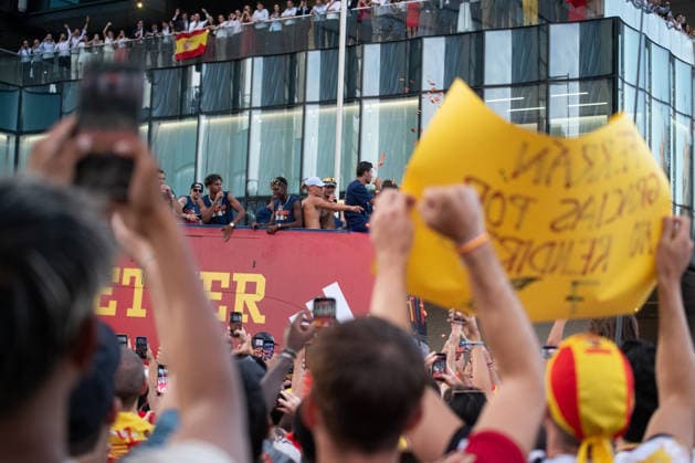 The Spanish National Team Celebrates Its World Cup Victory with a Parade in Madrid Hundreds of people line the streets to welcome the players during the Spanish National Team’s victory parade following its win at the 2026 World Cup, on July 20, 2026, in Madrid, Spain. The Spanish team became the 2026 World Cup champion yesterday after defeating Argentina 1–0 with a goal by Ferrán Torres. JULY 20, 2026. Fernando Sá, Madrid, Madrid, Spain  Copyright: xFernandoxSanchezx 7678107