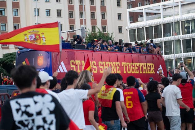 The Spanish National Team Celebrates Its World Cup Victory with a Parade in Madrid Hundreds of people line the streets to welcome the players during the Spanish National Team’s victory parade following its win at the 2026 World Cup, on July 20, 2026, in Madrid, Spain. The Spanish team became the 2026 World Cup champion yesterday after defeating Argentina 1–0 with a goal by Ferrán Torres. JULY 20, 2026. Fernando Sá, Madrid, Madrid, Spain  Copyright: xFernandoxSanchezx 7678108
