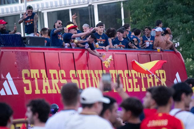 The Spanish National Team Celebrates Its World Cup Victory with a Parade in Madrid Hundreds of people line the streets to welcome the players during the Spanish National Team’s victory parade following its win at the 2026 World Cup, on July 20, 2026, in Madrid, Spain. The Spanish team became the 2026 World Cup champion yesterday after defeating Argentina 1–0 with a goal by Ferrán Torres. JULY 20, 2026. Fernando Sá, Madrid, Madrid, Spain  Copyright: xFernandoxSanchezx 7678109